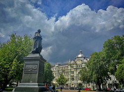 Прогулка по Одессе под угрожающим небом в последний день весны (ФОТО)