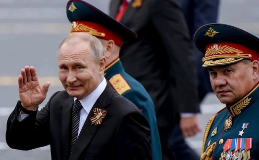 Пока Путин готовится к параду победы, Россия вымирает от коронавируса 