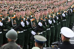 Репетиции парада Победы в РФ проходят с полным игнорированием средств защиты от заражения COVID-19 (фото)