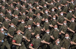Репетиции парада Победы в РФ походят с полным игнорированием средств защиты от заражения COVID-19 (фото)
