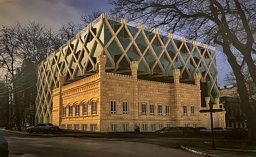 В Одессе пытались "впихнуть" проект огромной надстройки-"кубика" над готическим особняком