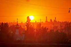 Огненное небо в Одессе над храмом и нефтезаводом (ФОТО)