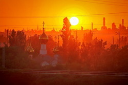 Огненное небо в Одессе над храмом и нефтезаводом (ФОТО)