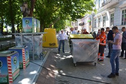 В Одессе установили первые подземные мусорные контейнеры