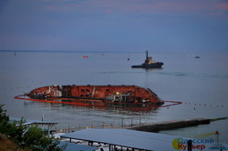 Как в Одессе безуспешно поднимали затонувший танкер (ФОТО, ВИДЕО)