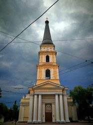 Вечер в Одессе: мрачная туча и фиолетовый закат (ФОТО)