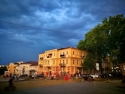 Вечер в Одессе: мрачная туча и фиолетовый закат (ФОТО)