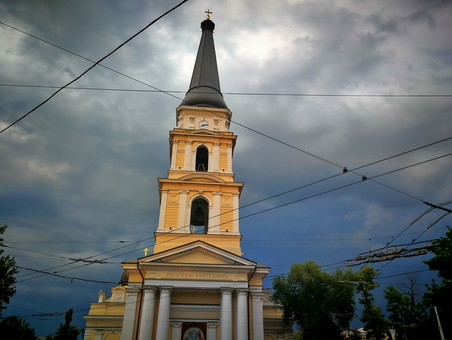 Вечер в Одессе: мрачная туча и фиолетовый закат (ФОТО)