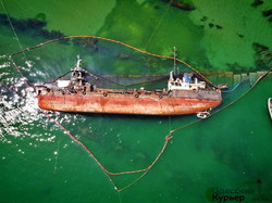 Буксиры тянули, но не смогли вытянуть танкер "Делфи" с мели (ФОТО, ВИДЕО)