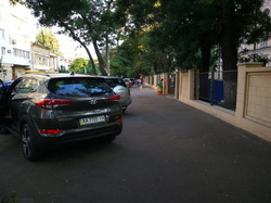 Автохамы устроили опасную для детей парковку на тротуаре перед школой в центре Одессы (ФОТО)