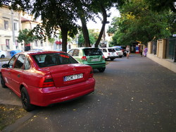 Автохамы устроили опасную для детей парковку на тротуаре перед школой в центре Одессы (ФОТО)