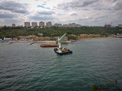 В Одессе снова готовятся поднять танкер "Делфи": работает плавучий кран (ФОТО, ВИДЕО)