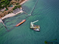 В Одессе снова готовятся поднять танкер "Делфи": работает плавучий кран (ФОТО, ВИДЕО)
