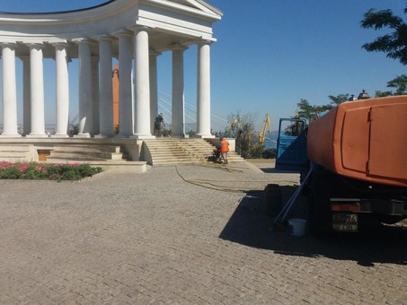 В Одессе начали отмывать центр перед днем города (ФОТО)