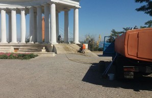 В Одессе начали отмывать центр перед днем города (ФОТО)