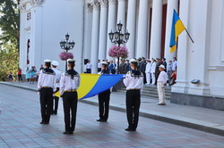В Одессе на Думской подняли флаг Украины (ФОТО, ВИДЕО)