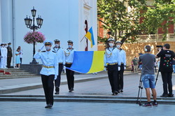 В Одессе на Думской подняли флаг Украины (ФОТО, ВИДЕО)