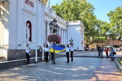 В Одессе на Думской подняли флаг Украины (ФОТО, ВИДЕО)