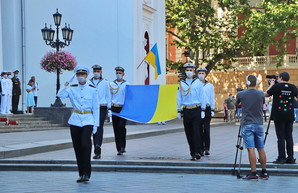 В Одессе на Думской подняли флаг Украины (ФОТО, ВИДЕО)