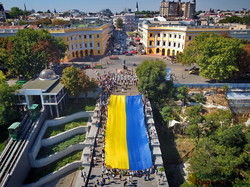 В Одессе развернули гигантский флаг Украины длиной 29 метров (ФОТО, ВИДЕО)