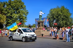 Автопробег в честь Дня Независимости превратили в предвыборный пиар (ФОТО, ВИДЕО)