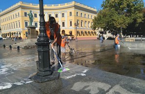В Одессе отмыли Дюка и Потемкинскую лестницу (ФОТО)