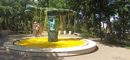 В Одессе вандалы залили краской фонтан в Греческом парке