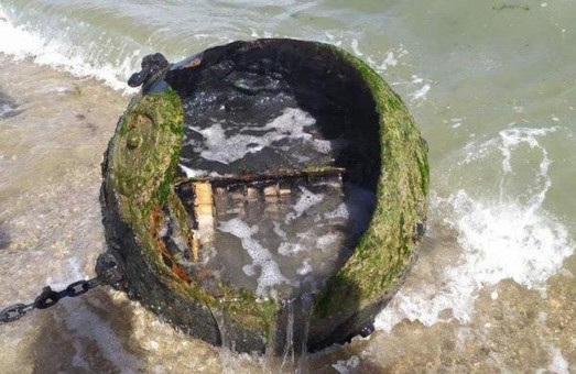 На пляже в Черноморске нашли старую морскую мину (ФОТО, ВИДЕО)