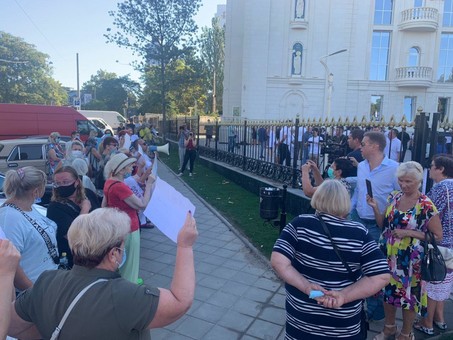 1 сентября: в Одессе охрана Кивалова разогнала акцию протеста у церковно-приходской школы