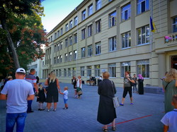 Первый день школьных занятий в Одессе: толпы родителей, мини-линейки и парковки (ФОТО)