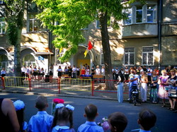 Первый день школьных занятий в Одессе: толпы родителей, мини-линейки и парковки (ФОТО)