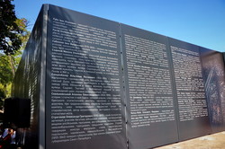 На месте старого городского кладбища открыли мемориал с именами выдающихся одесситов (ФОТО)