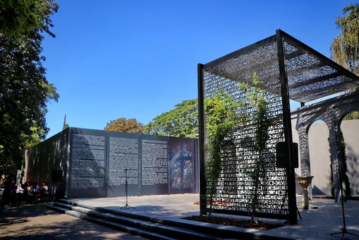 На месте старого городского кладбища открыли мемориал с именами выдающихся одесситов (ФОТО)