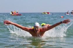 Более 800 пловцов соревновались в море (ФОТО)