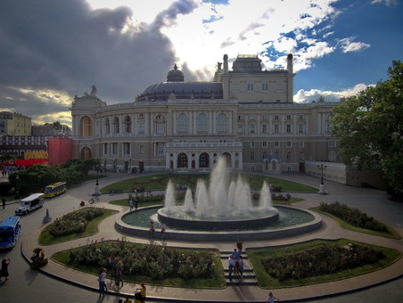 В Одессе вандалы повредили фонтан у Оперного театра