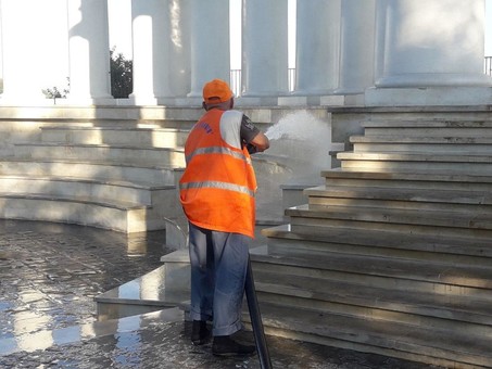 В Одессе после вандалов снова пришлось отмывать Воронцовскую колоннаду