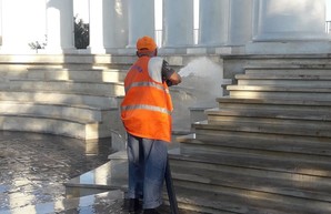 В Одессе после вандалов снова пришлось отмывать Воронцовскую колоннаду