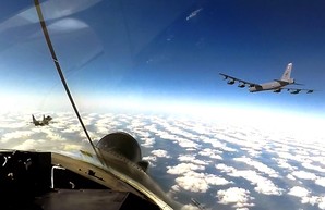Истребители из Одессы снова сопровождают в украинском небе американские стратегические бомбардировщики