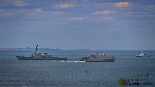 В Черном море оперируют военные корабли США и Великобритании
