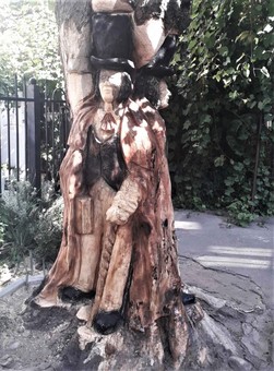 В Одессе открыли новую скульптуру из дерева - она изображает Пушкина и австрийского консула