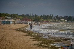 Море в Одессе штормит перед бурей (ФОТО, ВИДЕО)