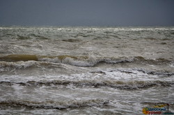 Море в Одессе штормит перед бурей (ФОТО, ВИДЕО)