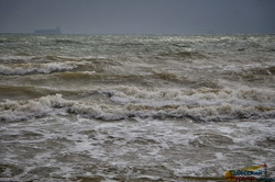 Море в Одессе штормит перед бурей (ФОТО, ВИДЕО)