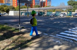 В Одессе начали устанавливать детские манекены у пешеходных переходов