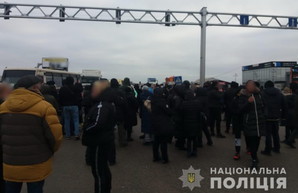 В Одессе предприниматели протестуют против карантина выходного дня и перекрыли Овидиопольскую дорогу