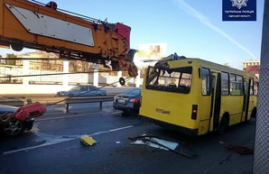 В Одессе автокран врезался в маршрутку: пострадали два пассажира