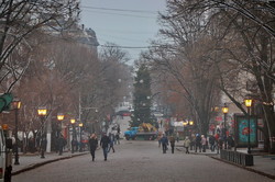 На главной улице Одессы уже ставят новогоднюю елку (ФОТО)