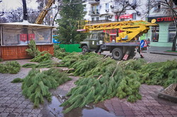 На главной улице Одессы уже ставят новогоднюю елку (ФОТО)