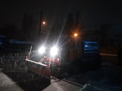 В Одессе расчищают улицы после ночного снегопада (ФОТО)