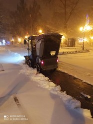 В Одессе расчищают улицы после ночного снегопада (ФОТО)